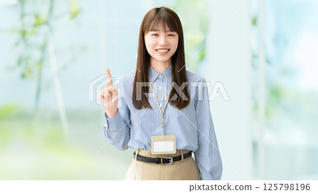 微笑的女人指出她的食指 微笑的女人指出她的食指 125798196