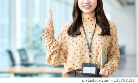 微笑的女人/女商人用食指引導 125798198