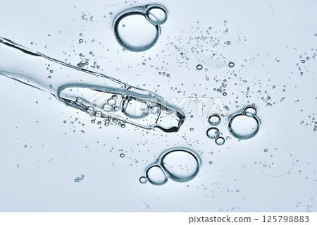 The texture of hyaluronic serum with lots of bubbles with a pipette. 125798883