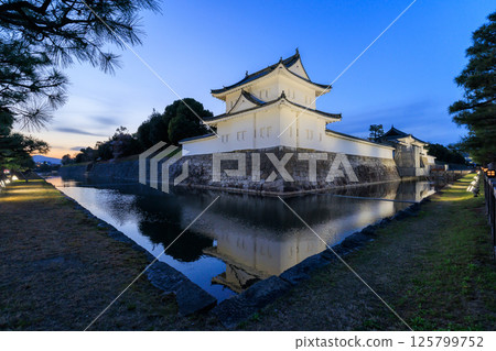 Night view of Nijo Castle in Kyoto: Southeast Corner Tower and East Main Gate (Nakagyo Ward, Kyoto City, Kyoto Prefecture) 125799752