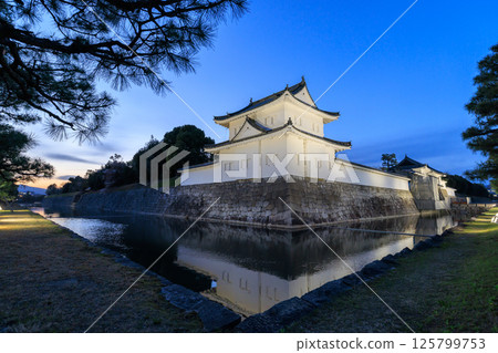 Night view of Nijo Castle in Kyoto: Southeast Corner Tower and East Main Gate (Nakagyo Ward, Kyoto City, Kyoto Prefecture) 125799753
