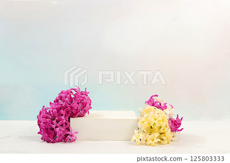 Abstract beautiful flower arrangement with hyacinths,banner.Empty product podium and fresh live spring flowers.Stage for business concept.Minimal modern aesthetics and elegant beauty concept 125803333