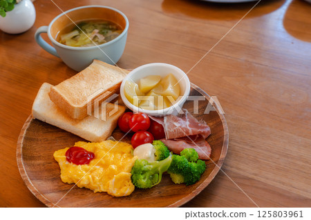 Western-style breakfast: scrambled eggs and toast 125803961
