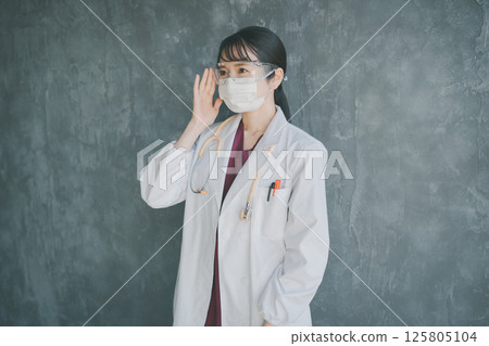 Doctor wearing protective glasses 125805104