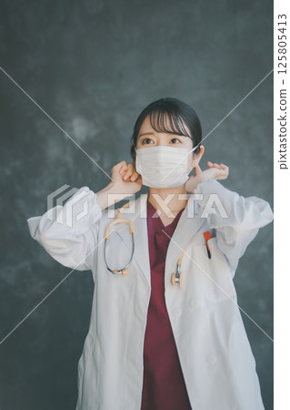 戴著口罩的女醫生 125805413