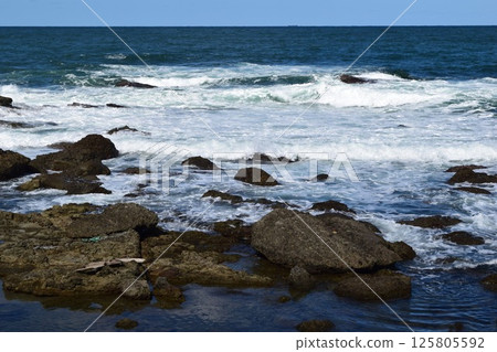 莊內海灘日本海的波濤洶湧 125805592
