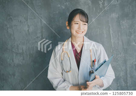 年輕漂亮的女醫生 125805730