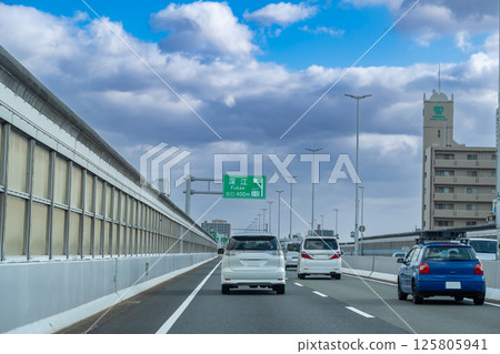 Kobe City, Hyogo Prefecture: A car traveling near the Fukae exit on the Hanshin Expressway Route 3 Kobe Line 125805941