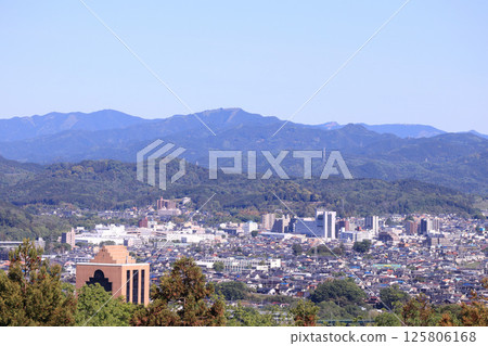 從觀景台欣賞山脈和城市景觀 從觀景台欣賞山脈和城市景觀 125806168