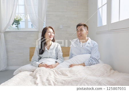 A couple waking up on the bed 125807031