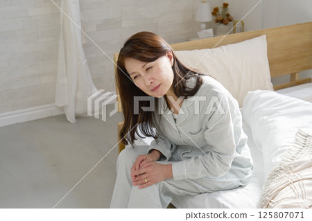 穿著睡衣的中年婦女膝蓋疼痛 125807071