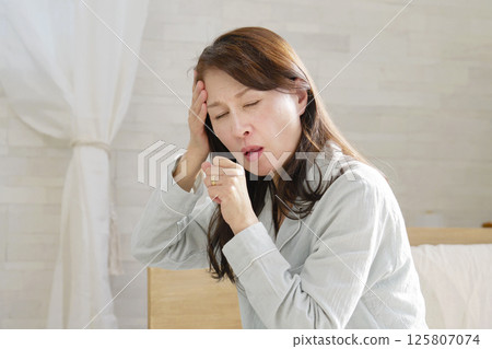 穿著睡衣的中年婦女咳嗽 125807074