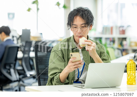 Engineer working in the office 125807097