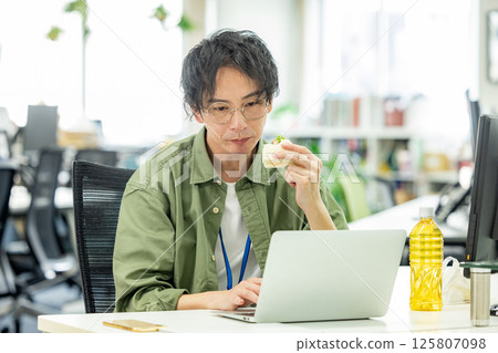 Engineer working in the office 125807098