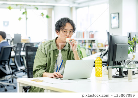 Engineer working in the office 125807099