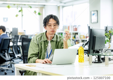 Engineer working in the office 125807100