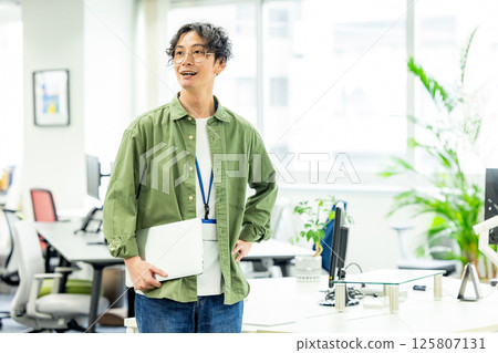 在辦公室工作的工程師 125807131