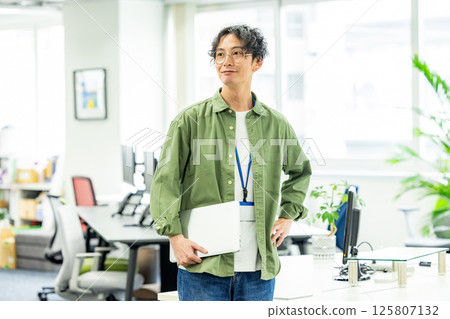 在辦公室工作的工程師 125807132