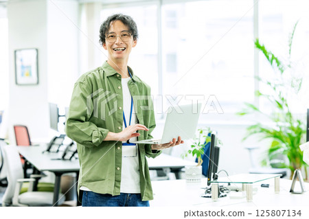 Engineer working in the office 125807134