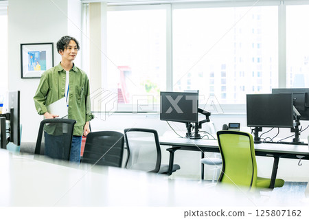 Men working in the office Men working in the office 125807162