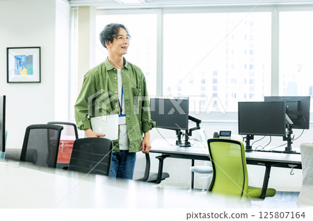 Men working in the office 125807164