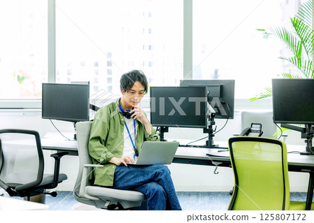 在辦公室工作的工程師 125807172