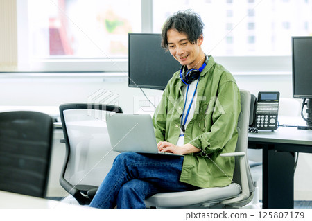在辦公室工作的工程師 125807179