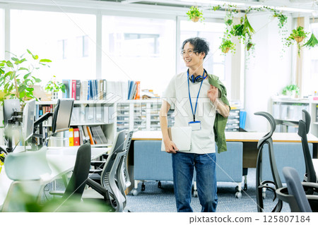在辦公室工作的商人 125807184