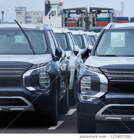 港口有很多待出口的汽車 125807298