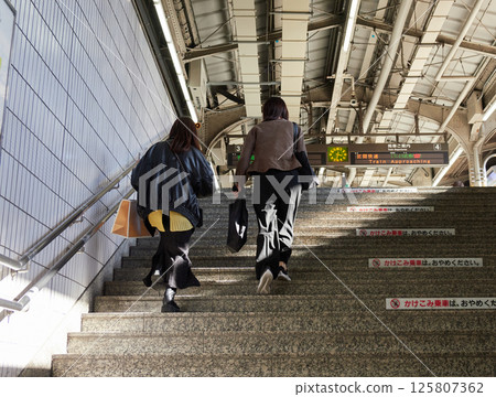 一名女乘客正在爬名古屋月月台樓梯 125807362
