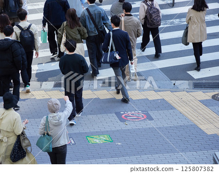 城市地區人們過馬路的高角度鏡頭 城市地區人們過馬路的高角度鏡頭 125807382