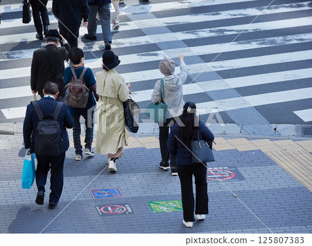 城市地區人們過馬路的高角度鏡頭 城市地區人們過馬路的高角度鏡頭 125807383