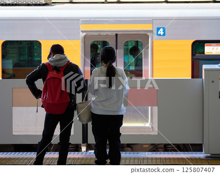 名古屋月台上等火車的年輕男女 125807407