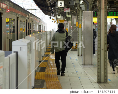 春天，一名男子在名古屋月台上等火車 125807434