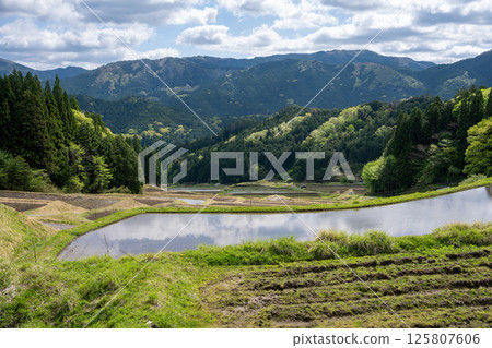 日本兵庫縣宍粟町飯見梯田的美麗風景 日本兵庫縣宍粟町飯見梯田的美麗風景 125807606
