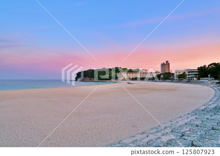 Shirahama Beach in Wakayama Prefecture at sunrise 125807923