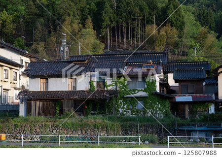 日本兵庫縣養父市一座古老而美麗的建築 日本兵庫縣養父市一座古老而美麗的建築 125807988