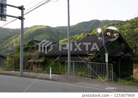 日本兵庫縣養父市一座古老而美麗的建築 日本兵庫縣養父市一座古老而美麗的建築 125807989