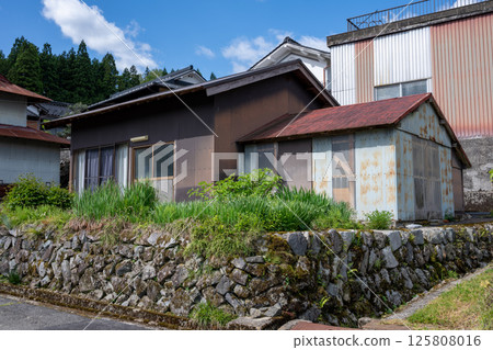 日本兵庫縣養父市一座古老而美麗的建築 日本兵庫縣養父市一座古老而美麗的建築 125808016