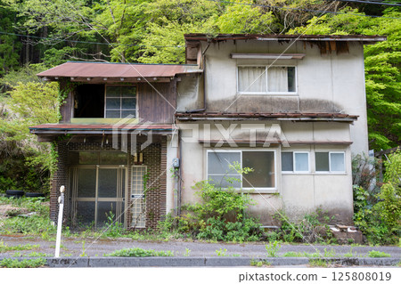 An old and very beautiful building in Yabu, Hyogo Prefecture, Japan An old and very beautiful building in Yabu, Hyogo Prefecture, Japan 125808019