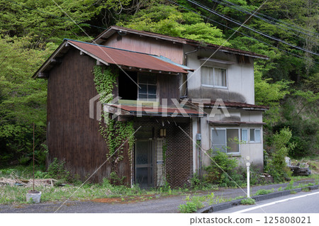 An old and very beautiful building in Yabu, Hyogo Prefecture, Japan An old and very beautiful building in Yabu, Hyogo Prefecture, Japan 125808021