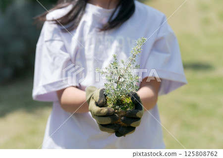 抱著蔬菜幼苗的女孩 125808762