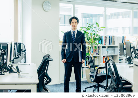 在辦公室工作的商人 125808969