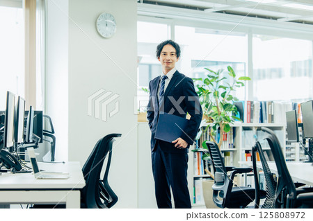 Business people working in the office Business people working in the office 125808972