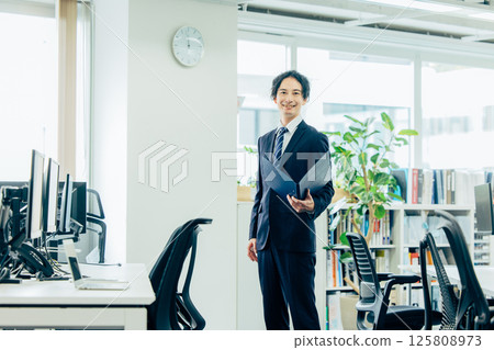 在辦公室工作的商人 125808973