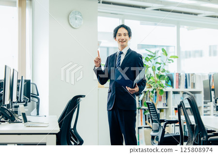 在辦公室工作的商人 125808974