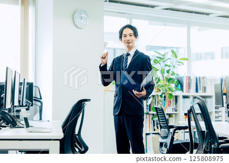 在辦公室工作的商人 125808975