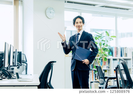 在辦公室工作的商人 125808976