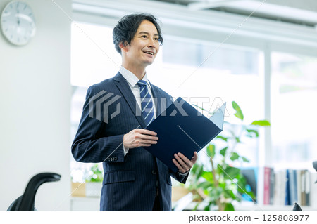 Business people working in the office 125808977