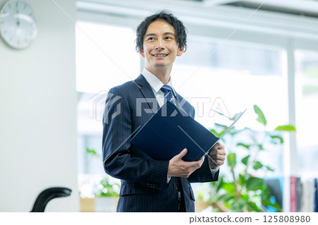 在辦公室工作的商人 125808980
